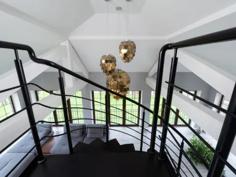 Marches noires et rampe à lisses en acier noir d'un escalier moderne vu d'en haut